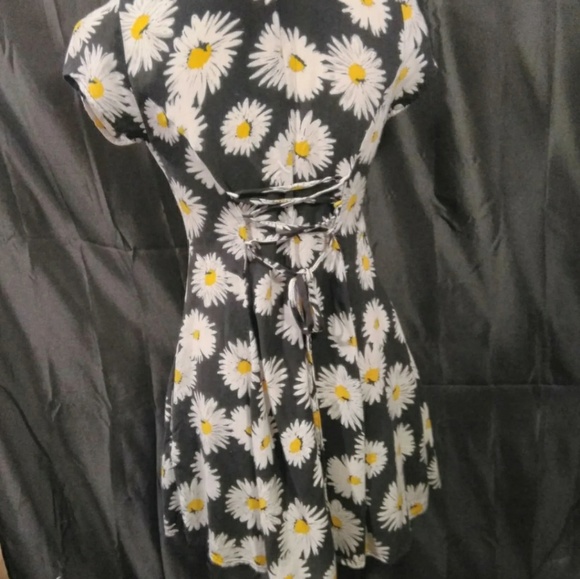 VINTAGE | Daisy Printed Button-Up Dress! - Picture 2 of 8